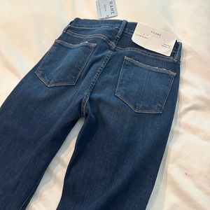 Frame  jeans made of comfortable stretch .
Five-pocket style
Zip fly with button